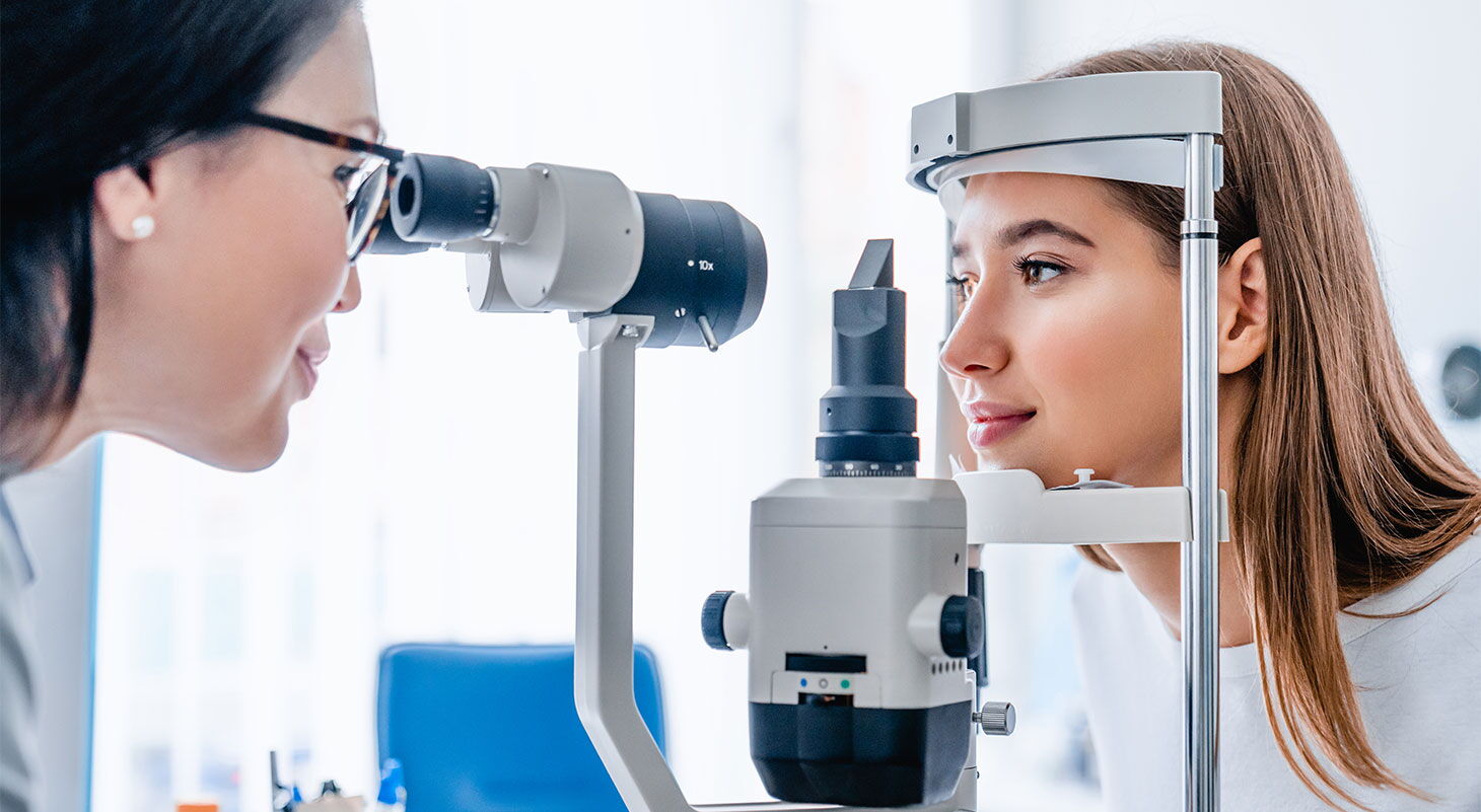 Patientin bei Augenuntersuchung