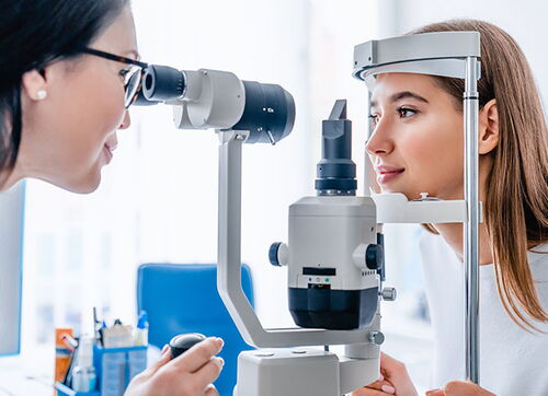 Patientin bei Augenuntersuchung